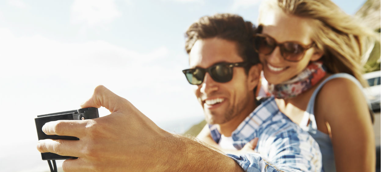 Couple qui prend une photo ensemble