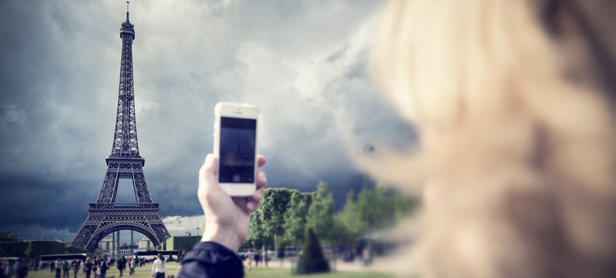 Une femme de prendre une photo à Paris