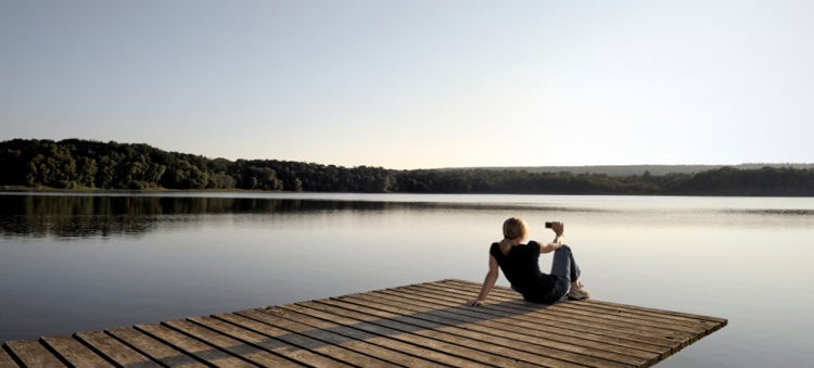 Femme prenant une photo sur le dock